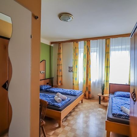 Cozy Rooms - U3 Hutteldorferstrasse Вена Экстерьер фото
