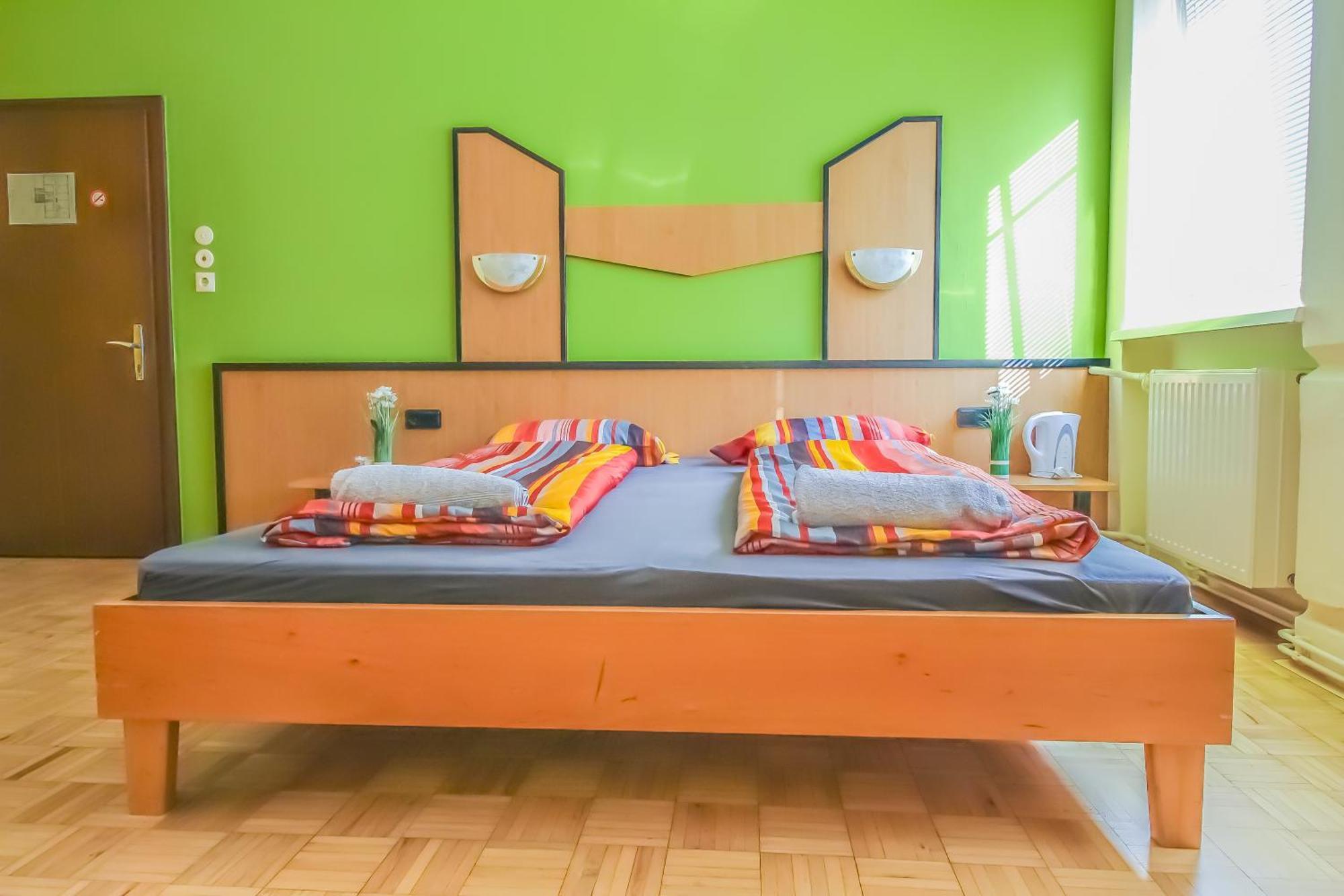 Cozy Rooms - U3 Hutteldorferstrasse Вена Экстерьер фото
