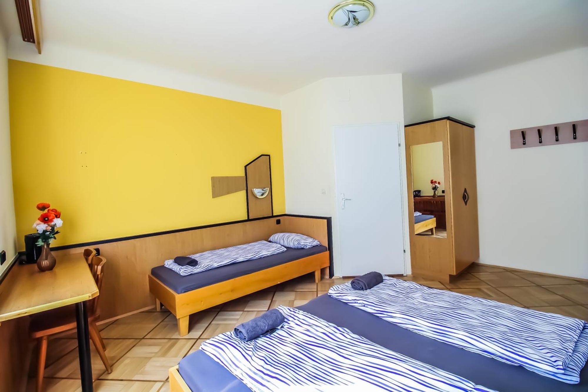 Cozy Rooms - U3 Hutteldorferstrasse Вена Экстерьер фото