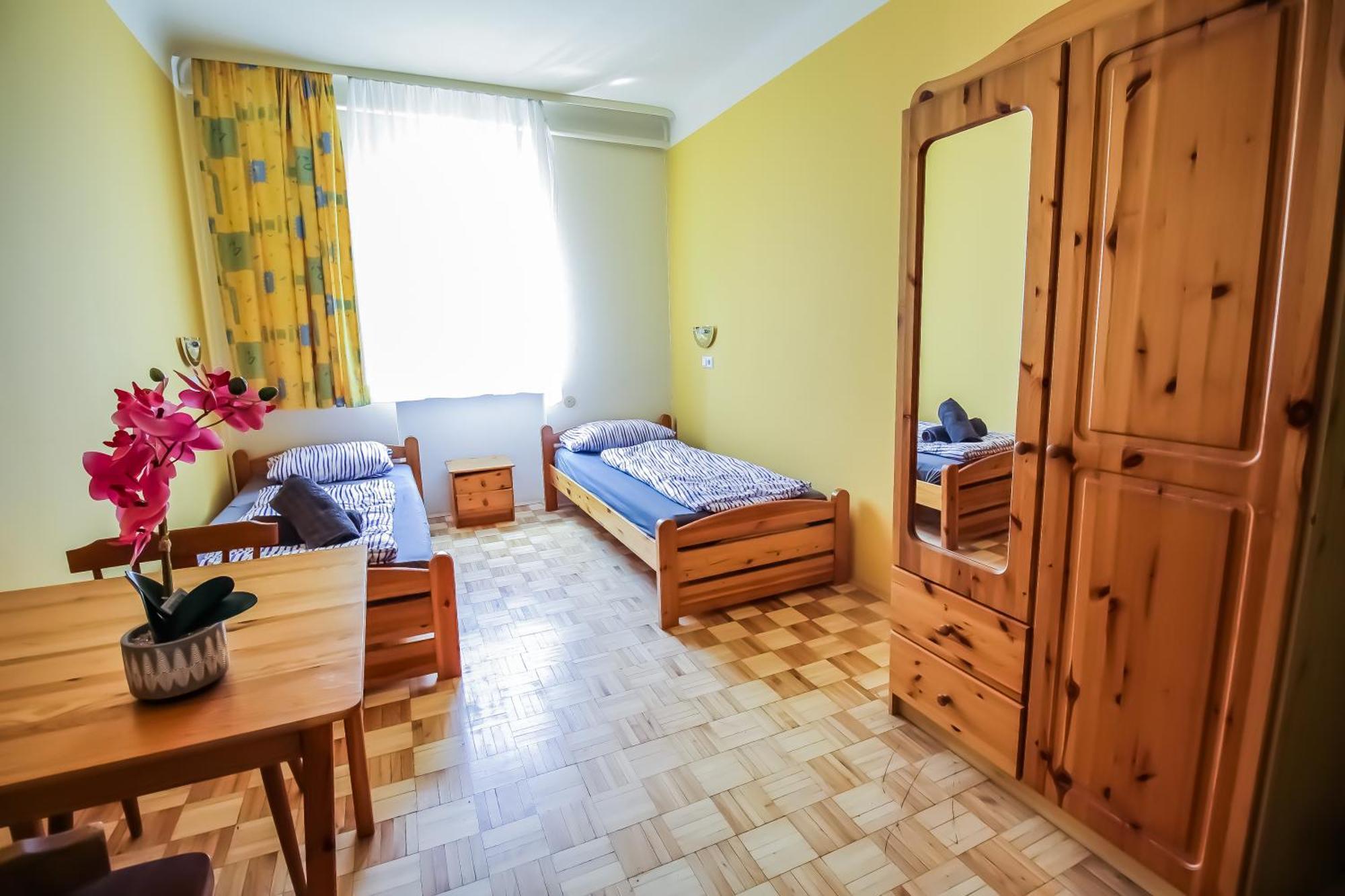 Cozy Rooms - U3 Hutteldorferstrasse Вена Экстерьер фото