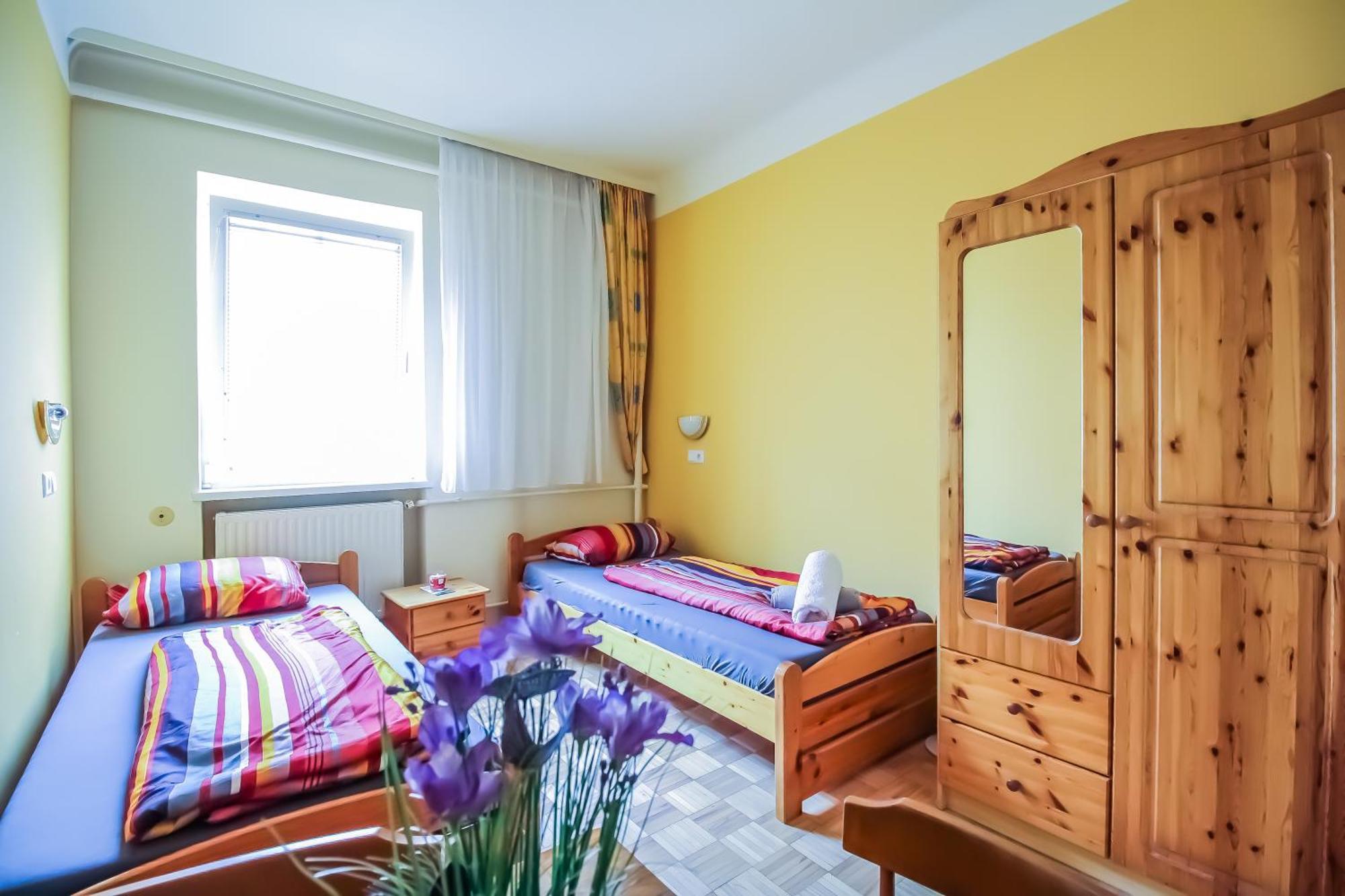 Cozy Rooms - U3 Hutteldorferstrasse Вена Экстерьер фото