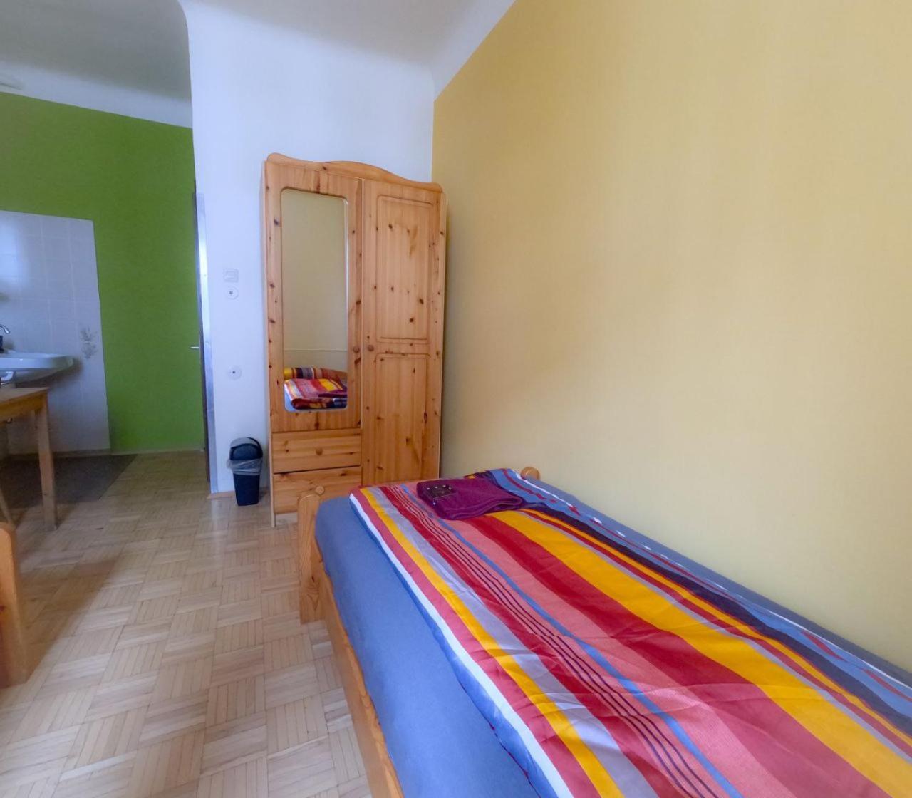 Cozy Rooms - U3 Hutteldorferstrasse Вена Экстерьер фото