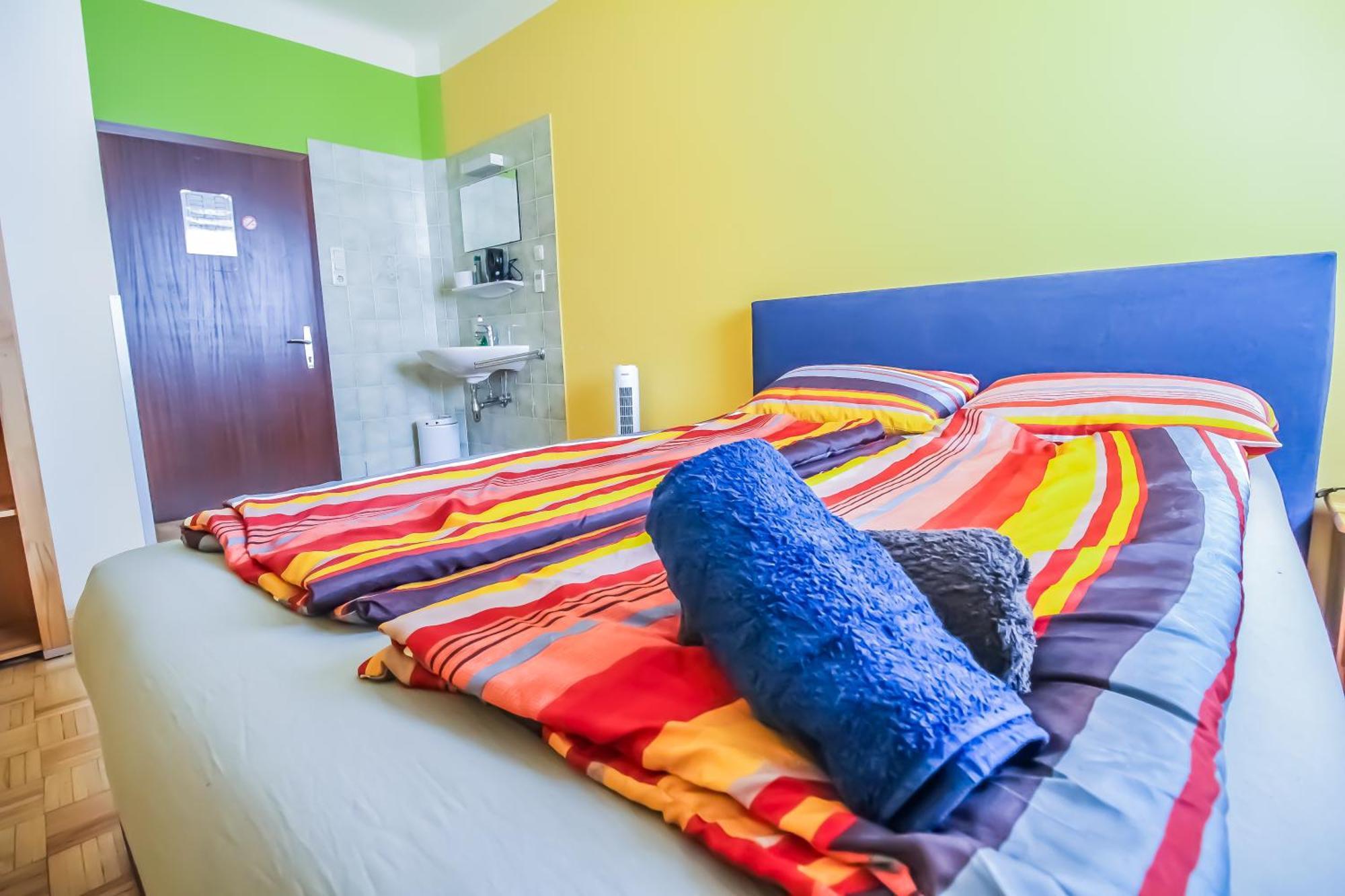 Cozy Rooms - U3 Hutteldorferstrasse Вена Экстерьер фото