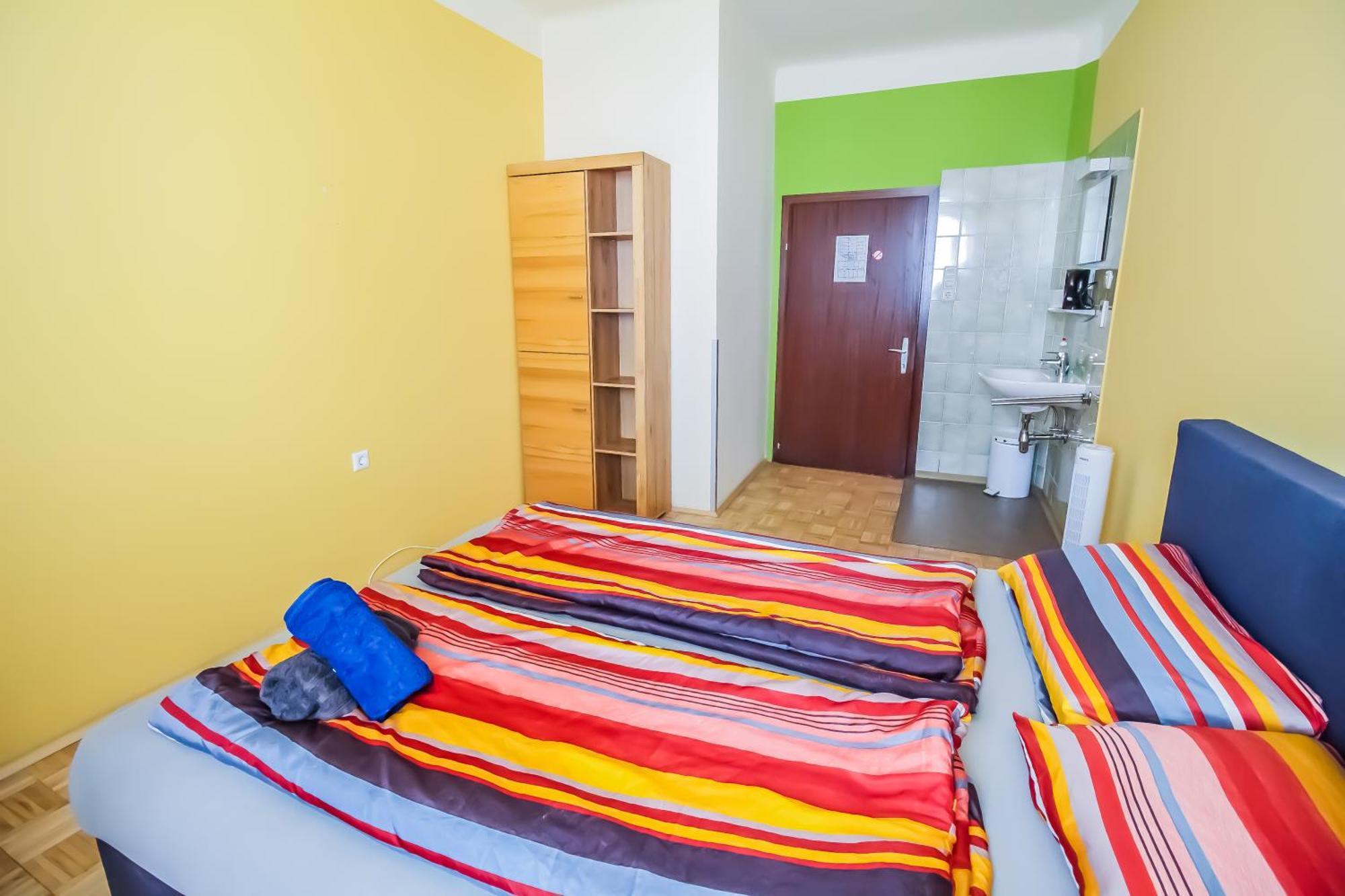 Cozy Rooms - U3 Hutteldorferstrasse Вена Экстерьер фото