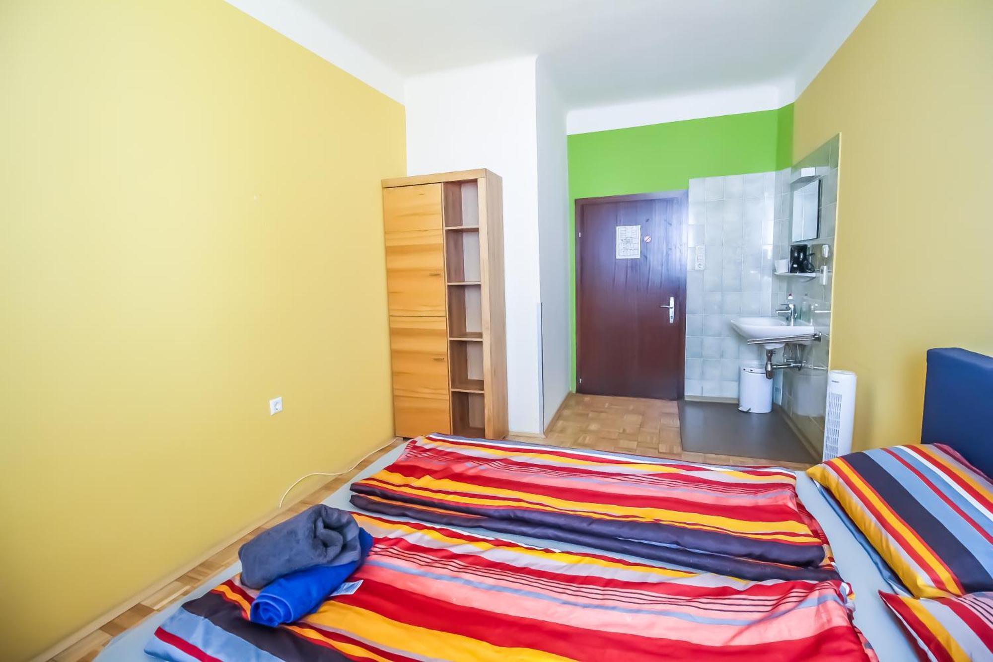 Cozy Rooms - U3 Hutteldorferstrasse Вена Экстерьер фото