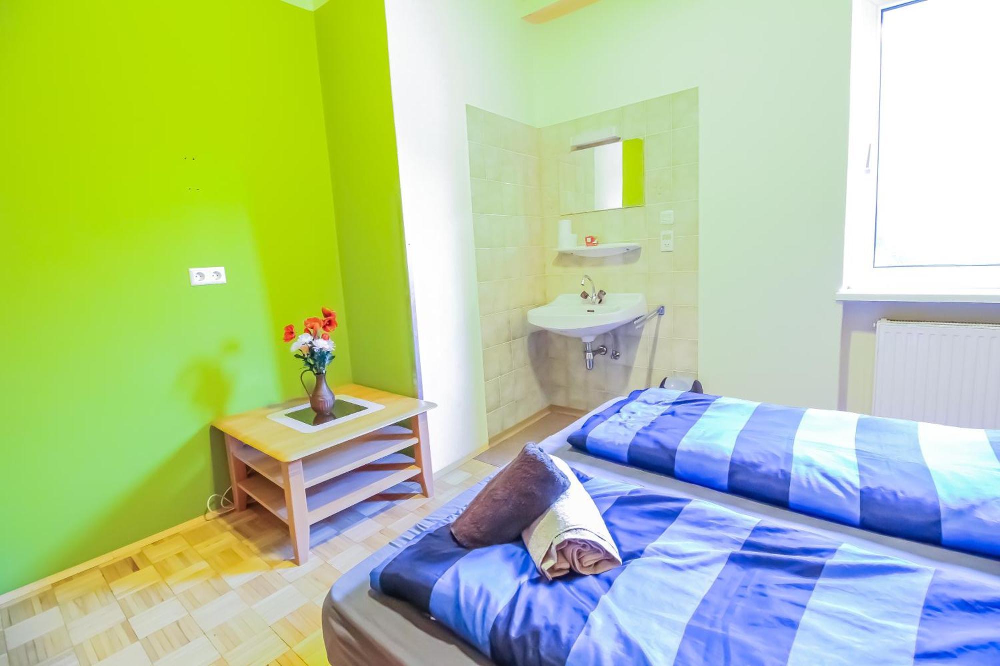 Cozy Rooms - U3 Hutteldorferstrasse Вена Экстерьер фото