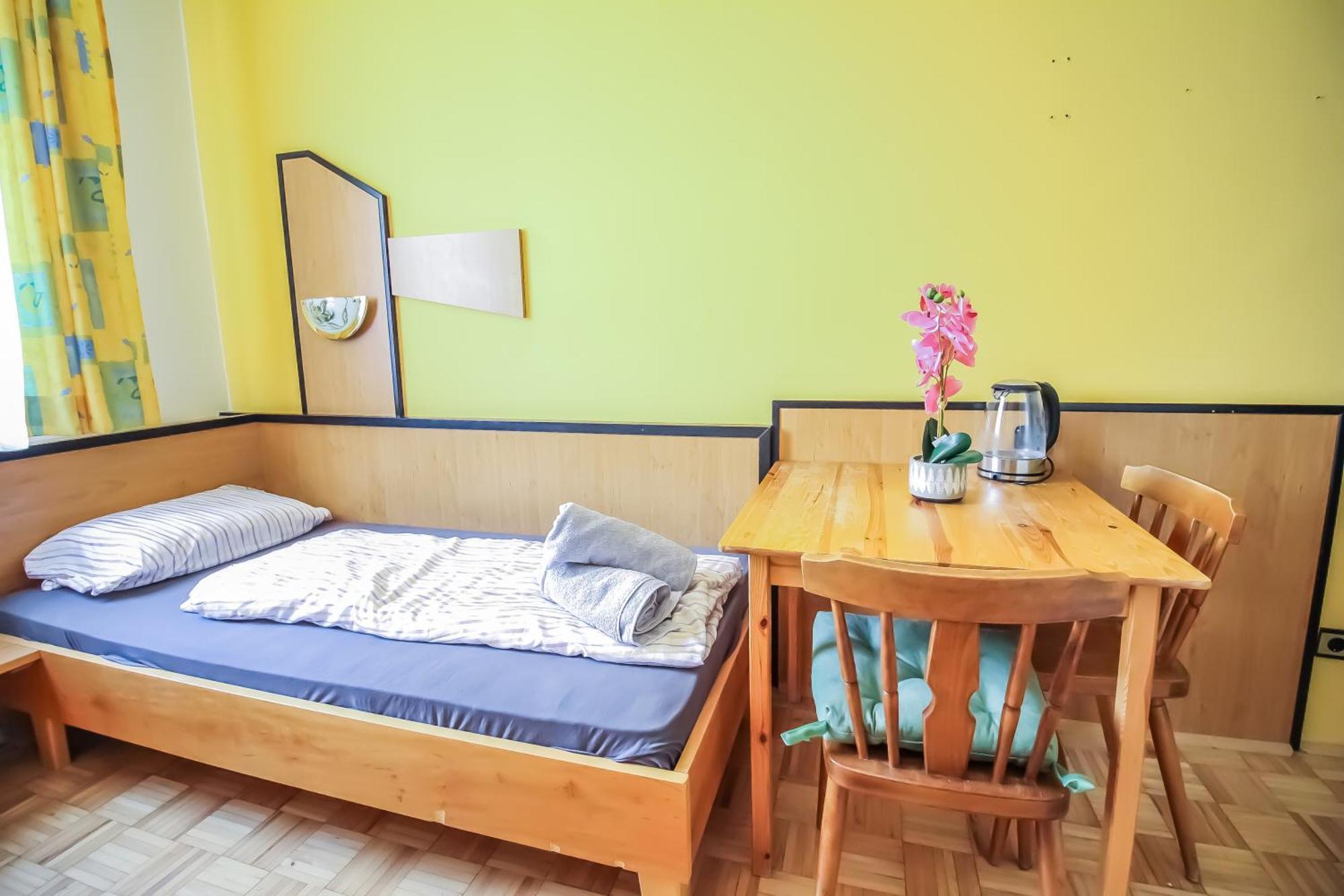 Cozy Rooms - U3 Hutteldorferstrasse Вена Экстерьер фото